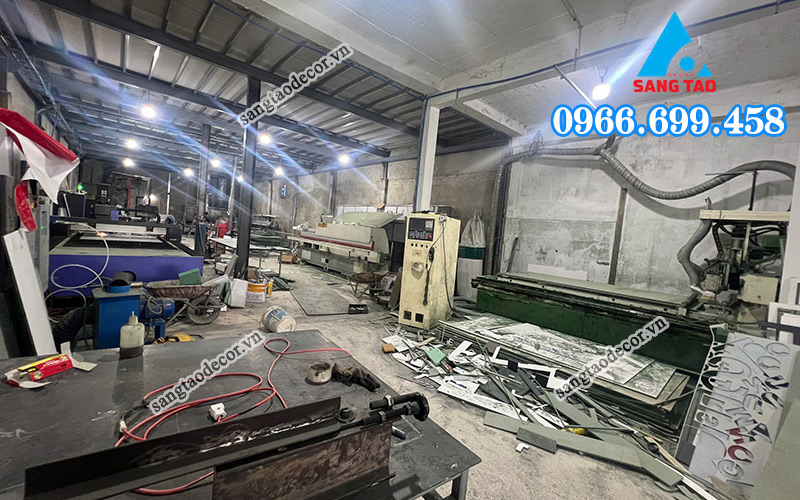 xưởng trực tiếp sản xuất nội thất thi công shop trong trung tâm thương mại Sáng Tạo Decor