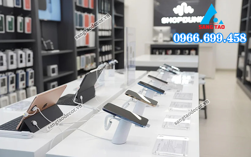 bàn trải nghiệm ở giữa để khách tự do chạm và dùng thử