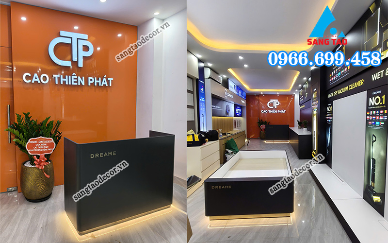 Bố cục showroom thông minh với khu vực demo sản phẩm ở trung tâm và hai dãy kệ trưng bày khoa học.