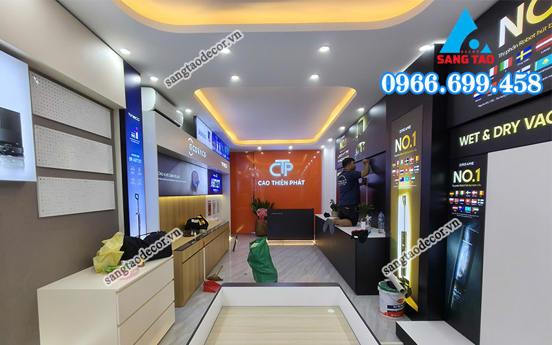Không gian bên trong showroom thể hiện rõ tinh thần công nghệ cao cấp và sang trọng