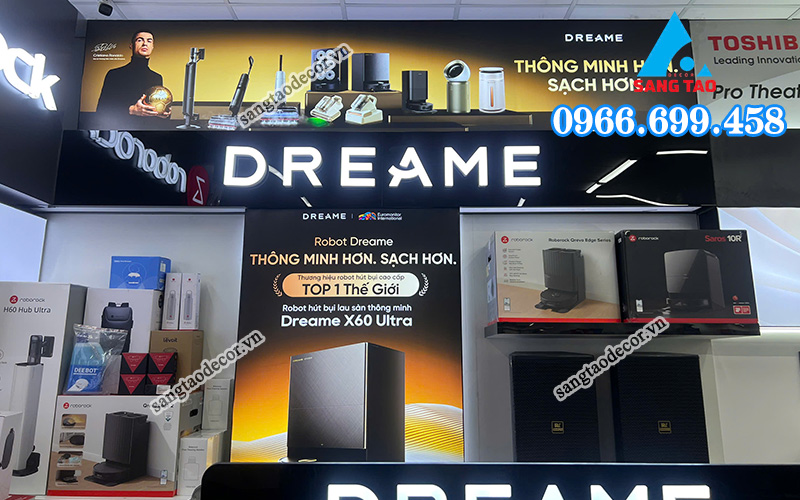 Logo Dreame phát sáng trên tủ trưng bày robot hút bụi