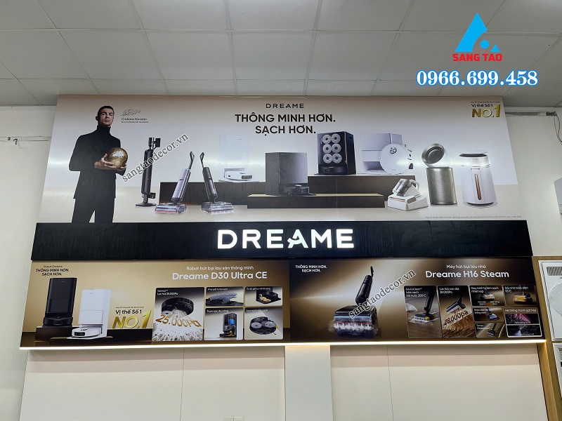 Hệ thống tủ trưng bày và logo Dreame phát sáng bên trong showroom.