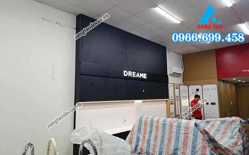 Hình ảnh chưa thi công xong của quầy tủ kệ Dreame tại cửa hàng Vua Robot tại Lạng Sơn