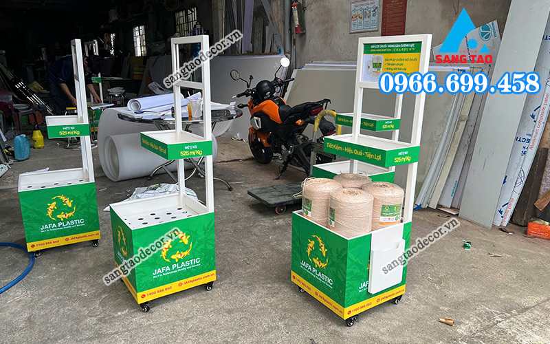 kệ quảng cáo 