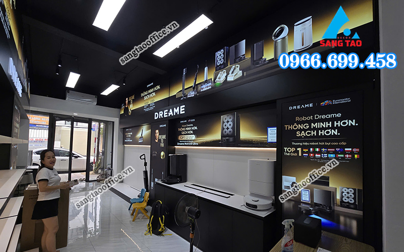 Kệ đóng vai trò làm nền cho sản phẩm 