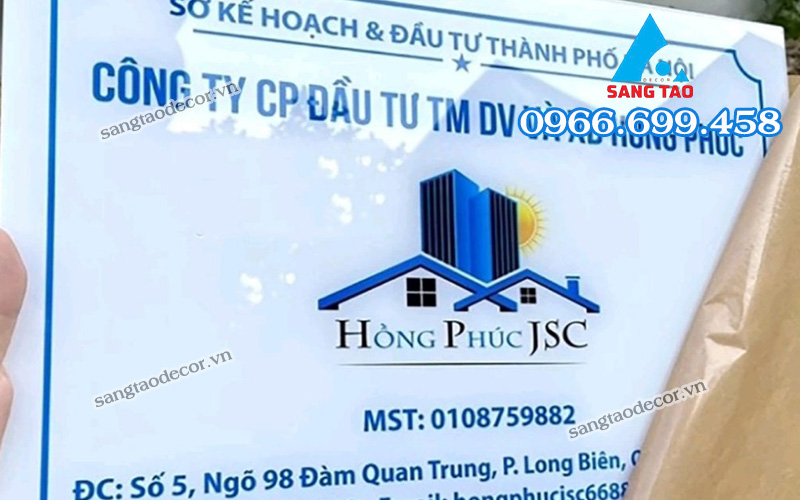 thi công bảng hiệu mica