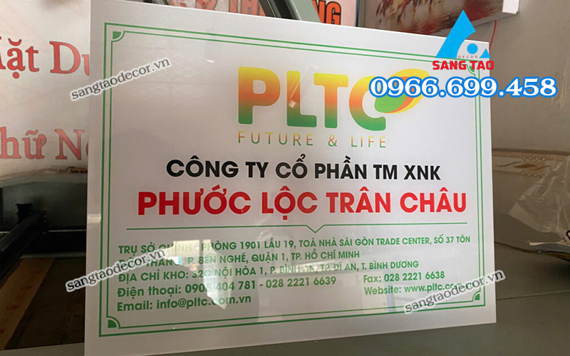 thi công bảng hiệu mica