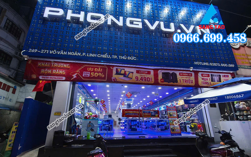 Hình ảnh thực tế dự án thi công nội thất showroom tại Phong Vũ Võ Văn Ngân, Thủ Đức, nổi bật với cột trưng bày EZVIZ được thiết kế hiện đại.