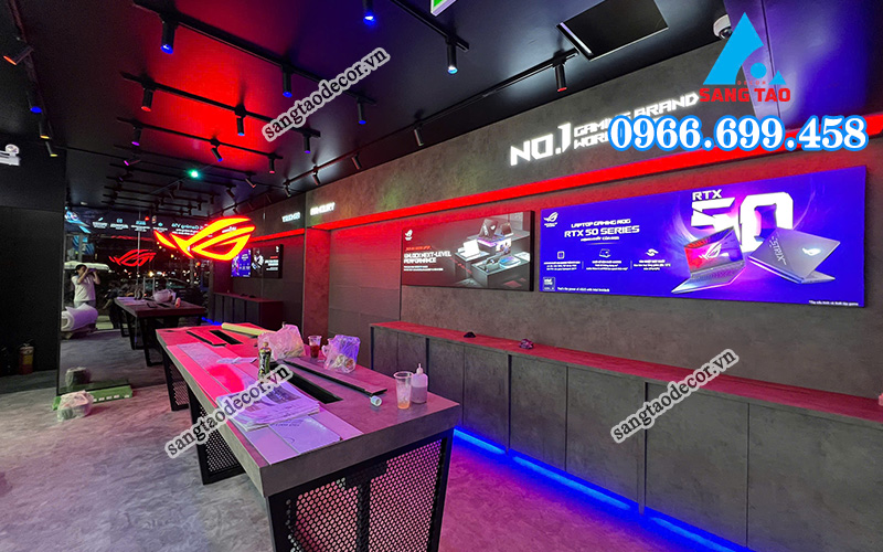 Hình ảnh thực tế dự án thi công nội thất showroom Phong Vũ Quận 3, với phong cách thiết kế showroom hiện đại và chuyên nghiệp do Sáng Tạo Decor thực hiện