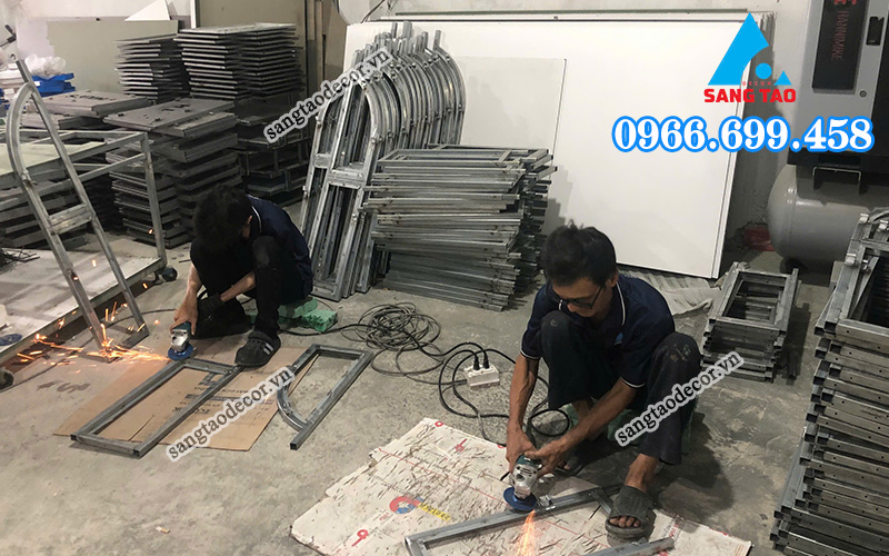 Xưởng sản xuất nội thất trực tiếp của Sáng Tạo Decor, đảm bảo chất lượng thi công showroom.