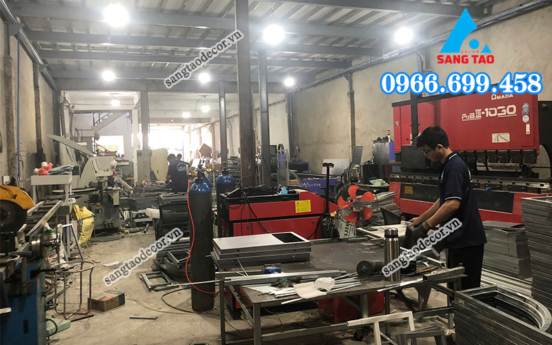 Xưởng sản xuất nội thất trực tiếp của Sáng Tạo Decor, đảm bảo chất lượng thi công showroom.