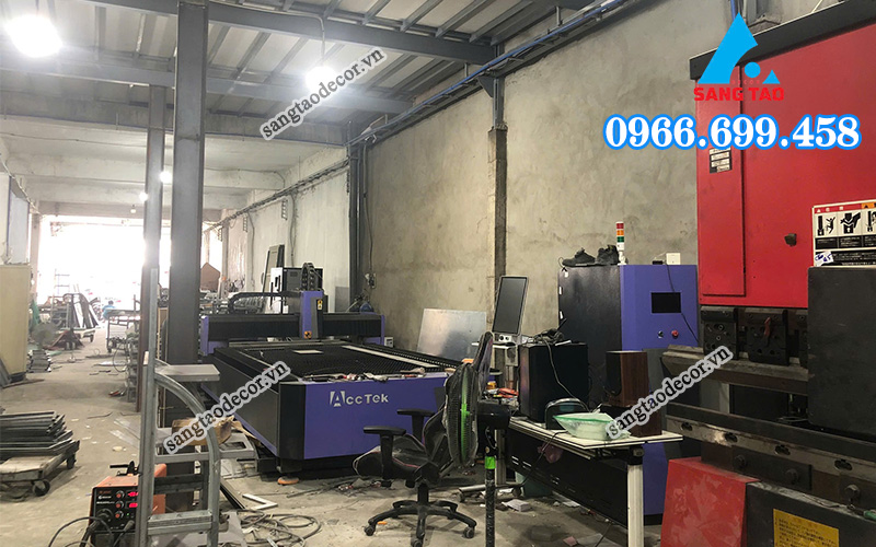 máy móc hiện đại tại xưởng thi công nội thất showroom sáng tạo decor