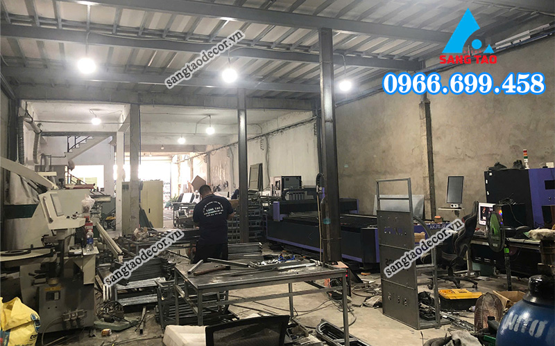 Xưởng sản xuất nội thất trực tiếp của Sáng Tạo Decor, đảm bảo chất lượng thi công showroom.