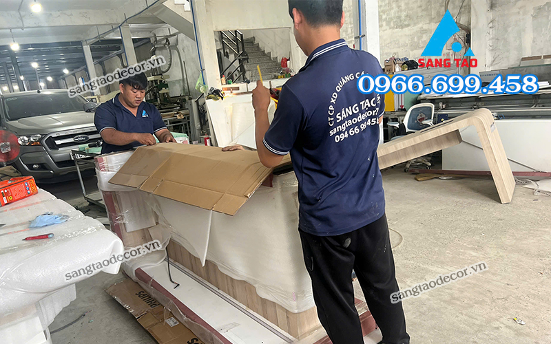 Xưởng sản xuất nội thất trực tiếp của Sáng Tạo Decor, đảm bảo chất lượng thi công showroom.