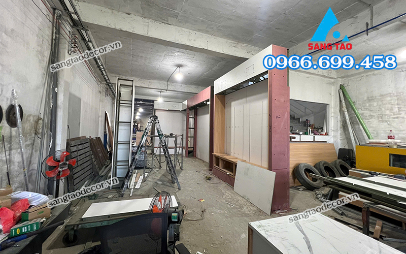 Xưởng sản xuất nội thất trực tiếp của Sáng Tạo Decor, đảm bảo chất lượng thi công showroom.