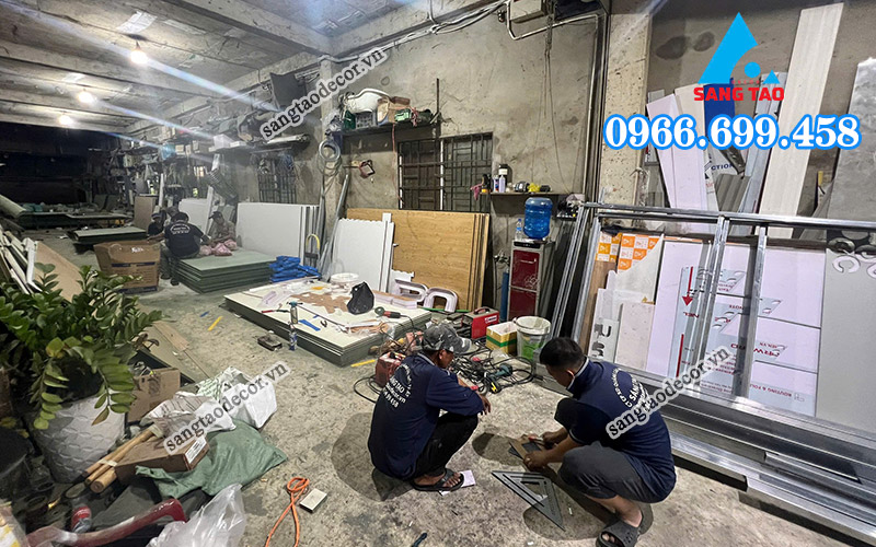 Xưởng sản xuất nội thất trực tiếp của Sáng Tạo Decor, đảm bảo chất lượng thi công showroom.