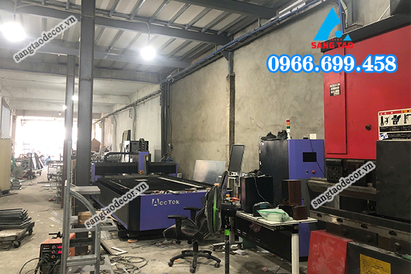 máy móc hiện đại tại xưởng thiết kế thi công bảng hiệu sáng tạo 