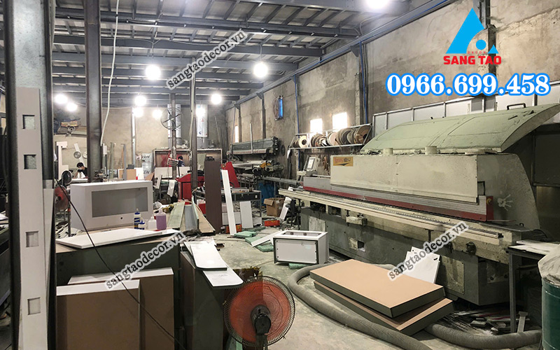 xưởng sản xuất nội thất trực tiếp có nhiều máy móc hiện đại